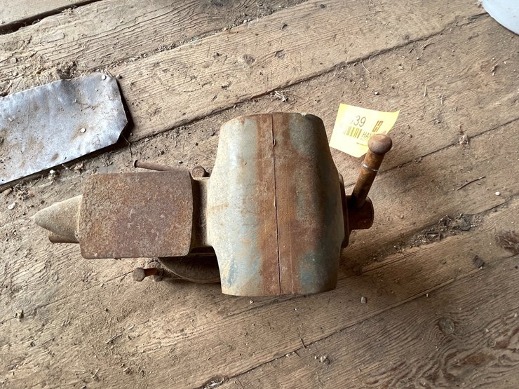 #2339-•-wilton-bench-vise-image-2