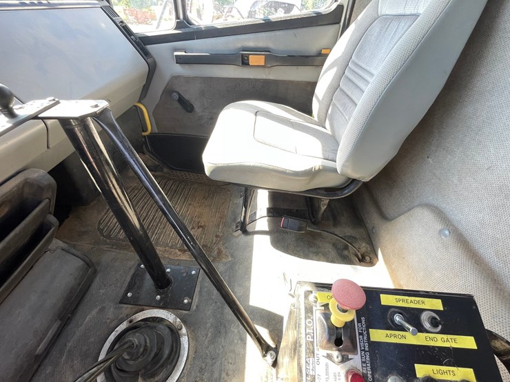 1995-freightliner-fl80-image-26