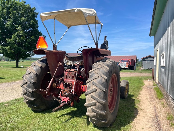 #1020-•-farmall-656-gas-tractor-(augusta,-wi)-image-4