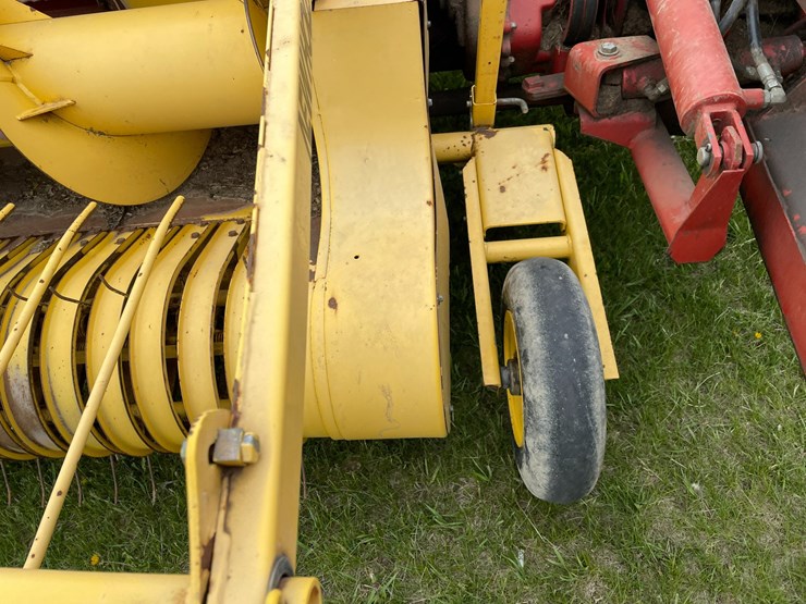 #1033-•-hew-holland-790-chopper-with-hay-head-image-19