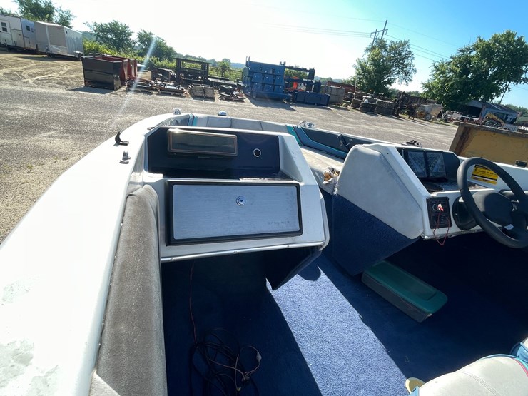 #1019-•-bayliner-capri-boat-on-escort-trailer-(no-title,-for-parts)-image-35