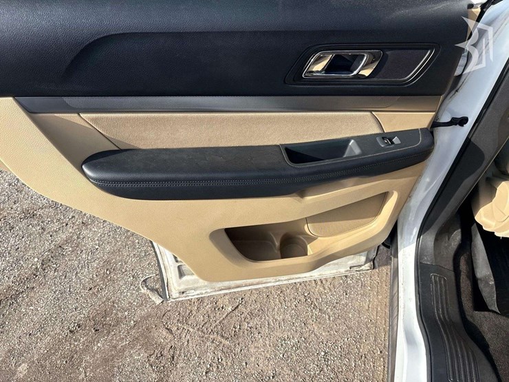 2016-ford-explorer-image-12