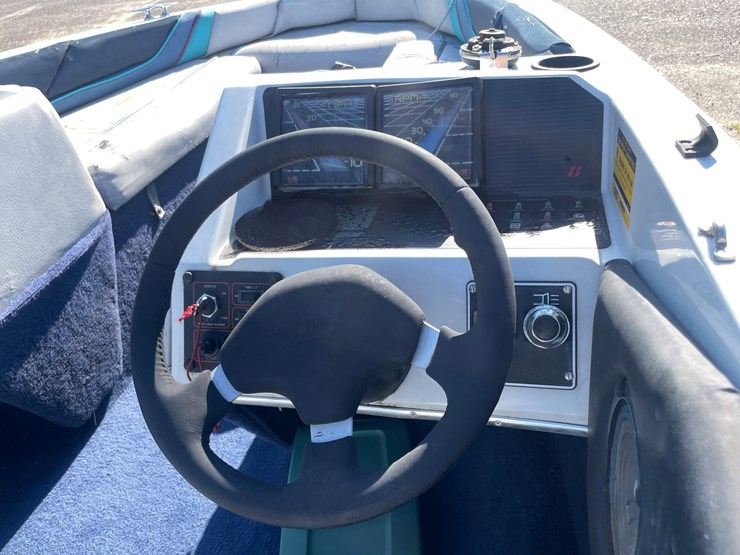 #1019-•-bayliner-capri-boat-on-escort-trailer-(no-title,-for-parts)-image-21