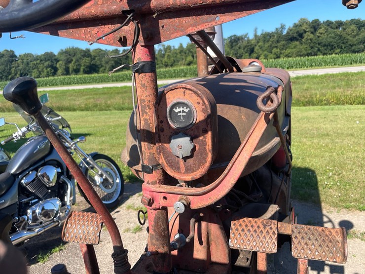 #1021-•-farmall-h-tractor-image-15
