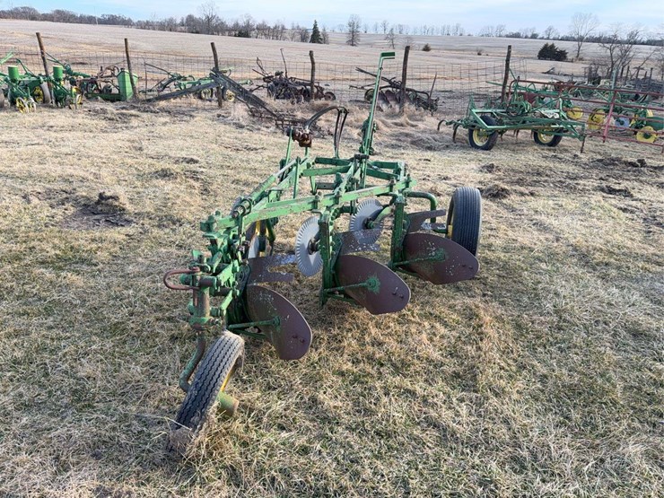 john-deere-pull-type-three-bottom-plow-image-4