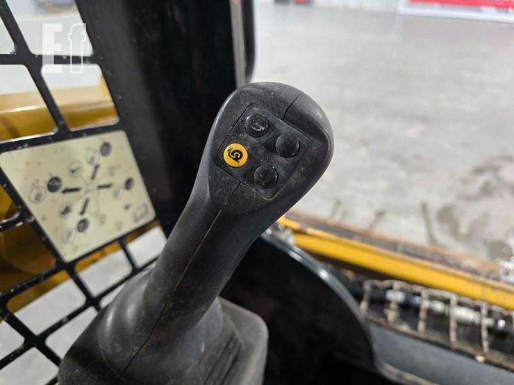 2021-caterpillar-239d3-image-16