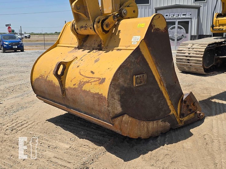 2024-caterpillar-340-image-11