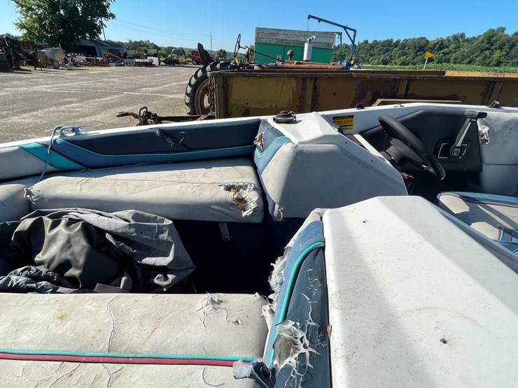 #1019-•-bayliner-capri-boat-on-escort-trailer-(no-title,-for-parts)-image-36