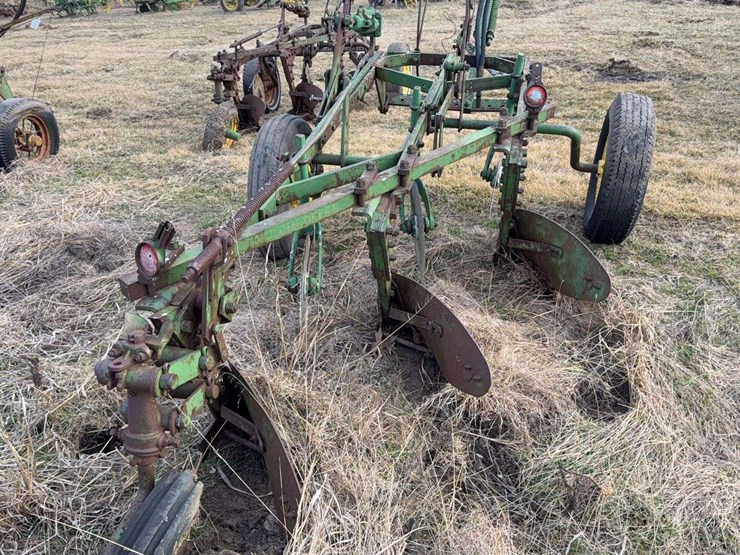 john-deere-pull-type-three-bottom-plow-image-3