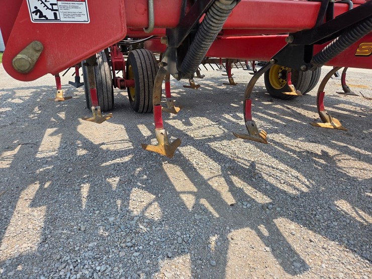 44'-sunflower-5055-44-field-cultivator-image-50