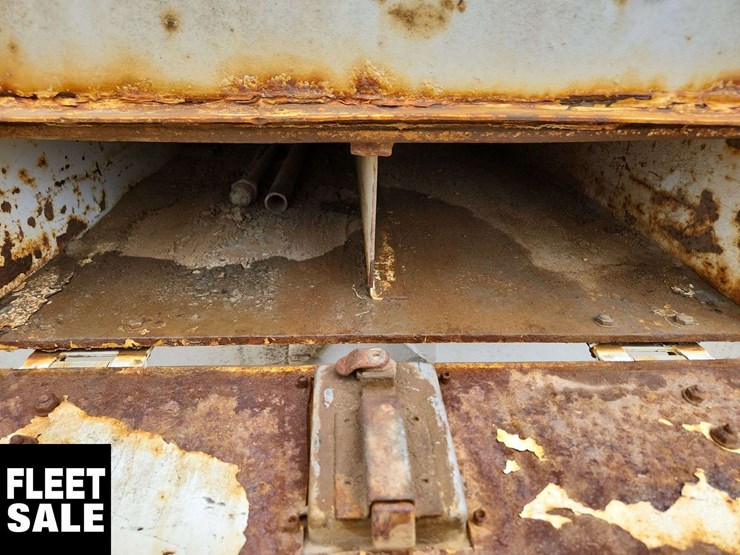2011-freightliner-m2-106-image-30