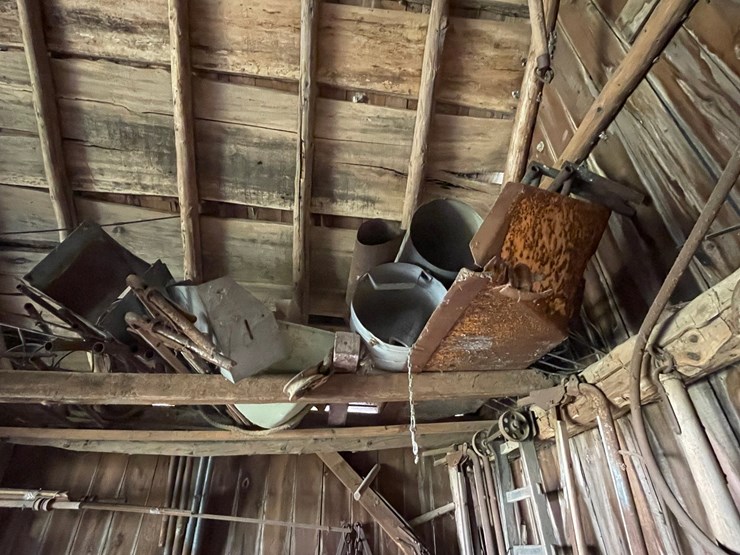 #2341-•-all-contents-in-rafters-image-3