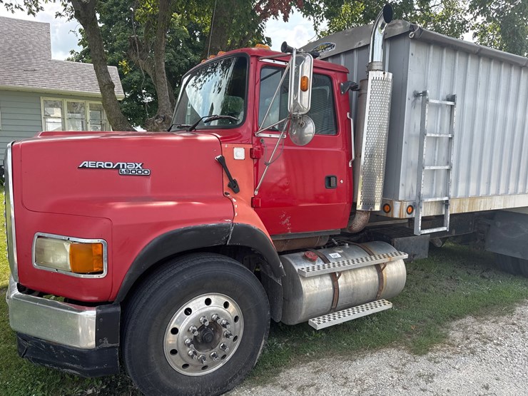 1995-ford-l9000-image-3
