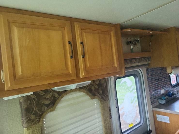 2003-fleetwood-bounder-39z-class-a-motorhome-on-freightliner-chassis-image-13