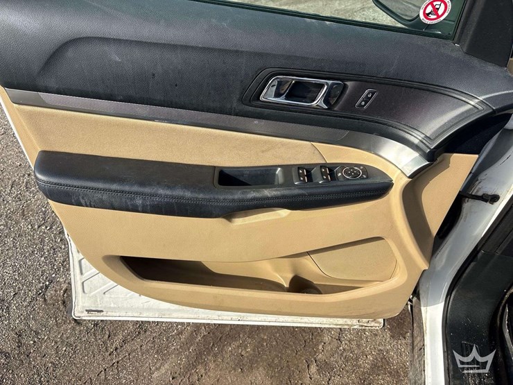 2016-ford-explorer-image-11
