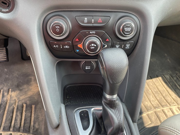 #1012-•-2013-dodge-dart-limited-(has-wi-title)-image-13