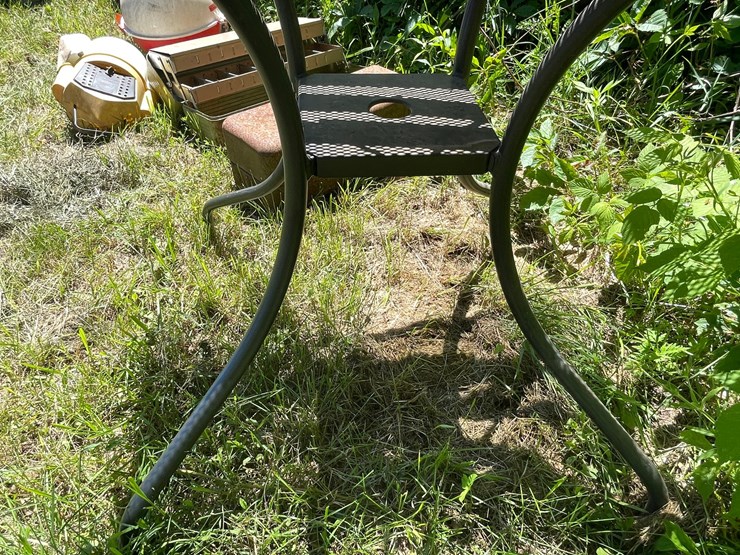 #3303-•-metal-table-and-(7)-trailer-springs-image-10