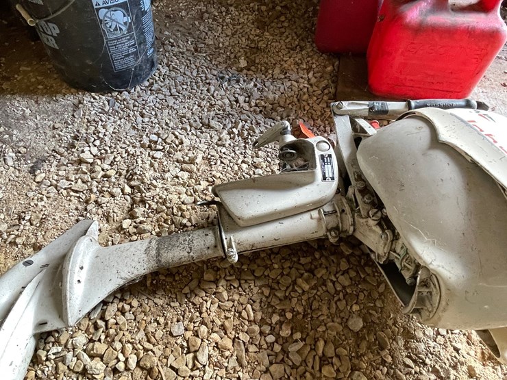 #3351-•-johnson-3hp-seahorse-outboard-motor-image-9