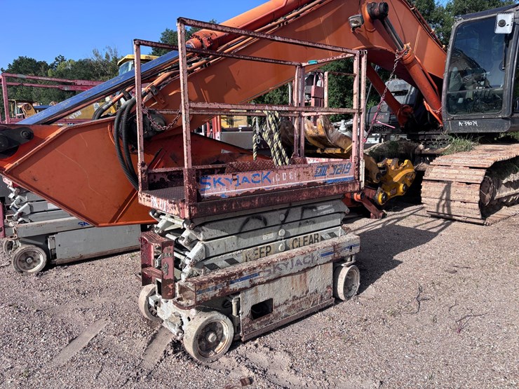 #39085-•-skyjack-3219-scissor-lift-|-for-parts/repairs-image-1