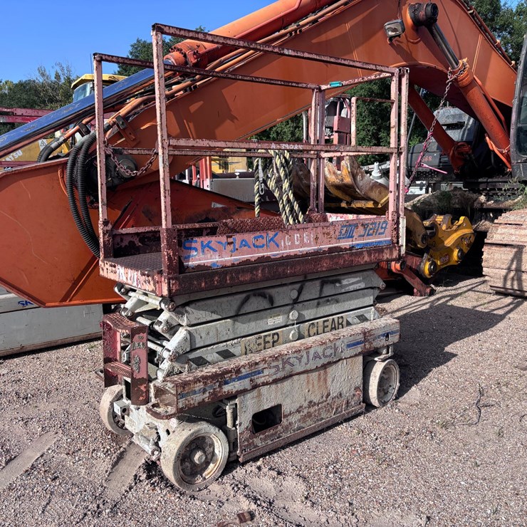 #39085 • SKYJACK 3219 SCISSOR LIFT | FOR PARTS/REPAIRS