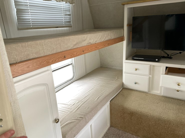 #1036-•-2003-keystone-bunkhouse-26'-camper-(has-wi-title)-image-11