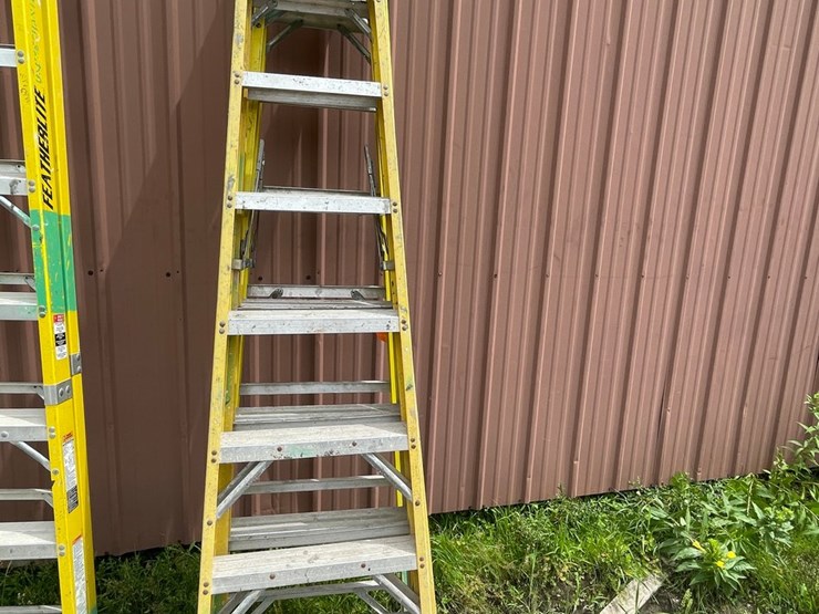 #1154-•-(2)-fiberglass-step-ladders-image-1