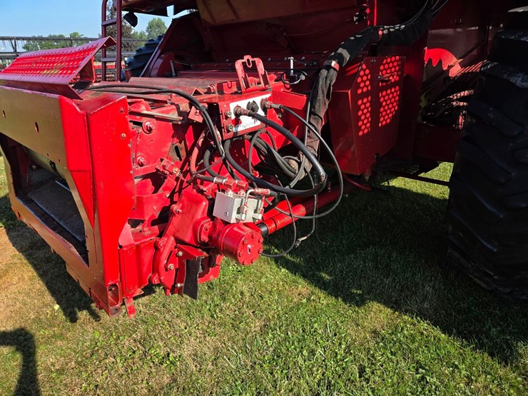 cih-2388-axial-flow-combine-image-10