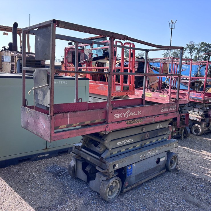#39047 • SKYJACK SJ1113219 SCISSOR LIFT | FOR PARTS/REPAIRS