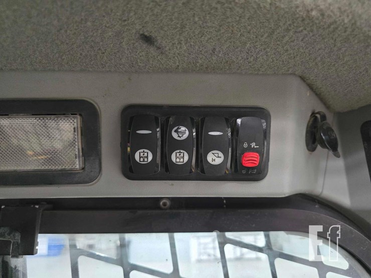 2015-caterpillar-259d-image-23