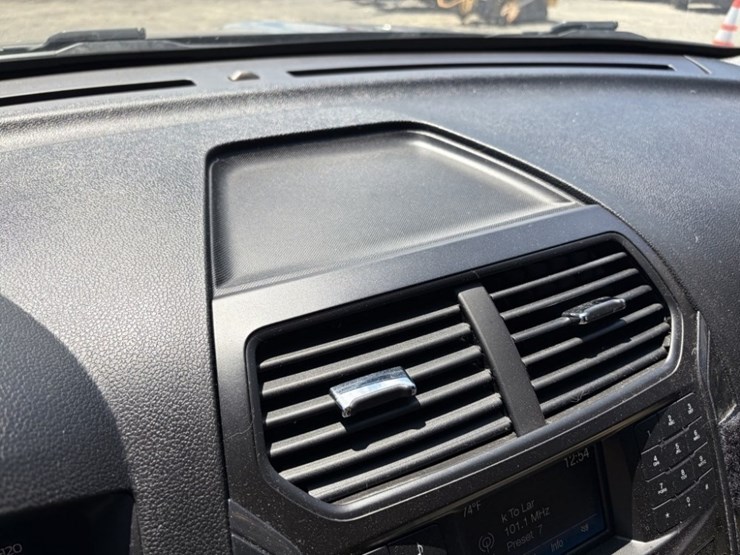 2017-ford-explorer-image-32