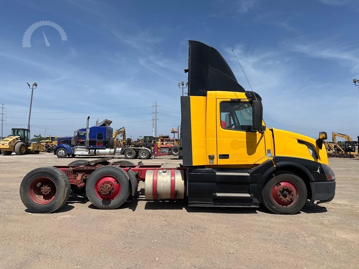 volvo-vnl64t300-image-6