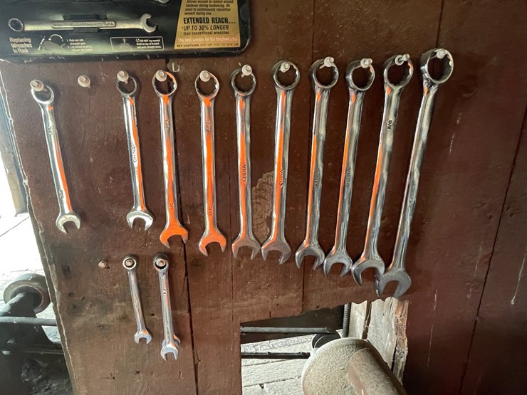 #2330-•-rolling-workbench-with-contents-image-13