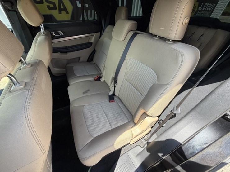 2017-ford-explorer-image-21