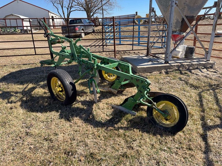john-deere-pull-type-two-bottom-plow-image-3