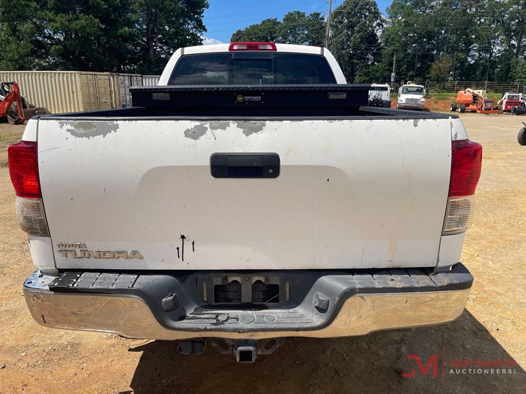 2010-toyota-tundra-sr5-image-10