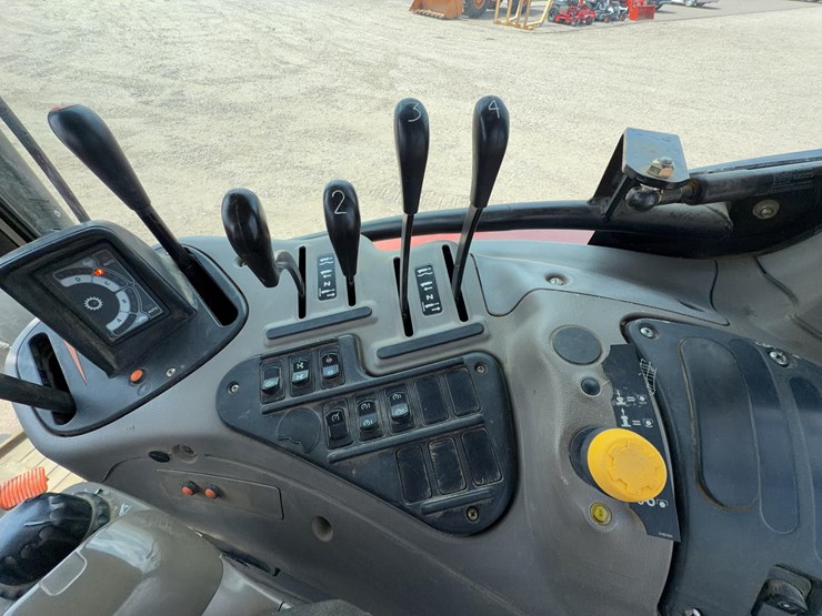 2006-case-ih-mxu135-image-33