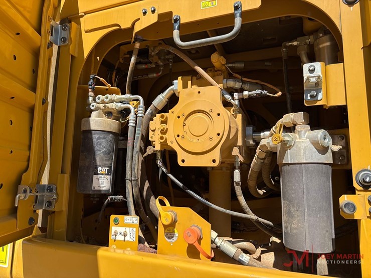 2024-caterpillar-352-image-4