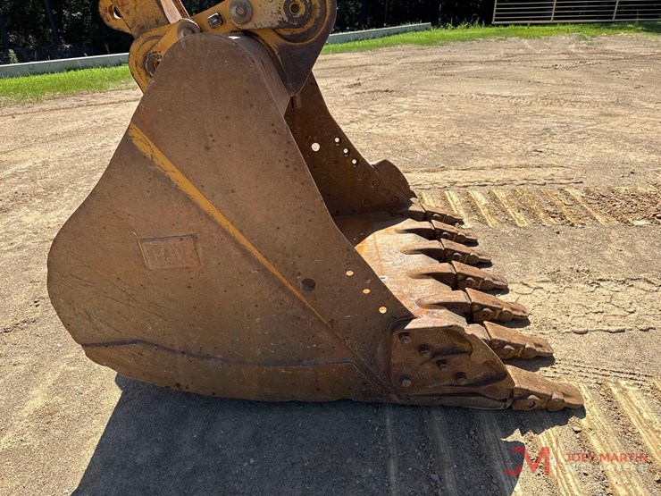 2024-caterpillar-352-image-14