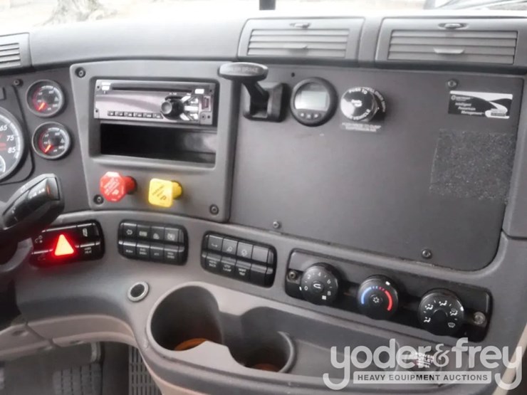 2018-freightliner-cascadia-113-image-9