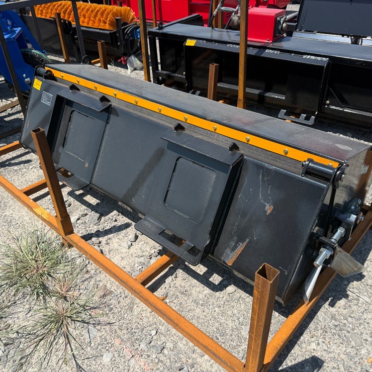 #2037 • Unused Future BS72 Skid Steer Boxbroom Sweeper B-DFBQSJ2605291 INV#48907