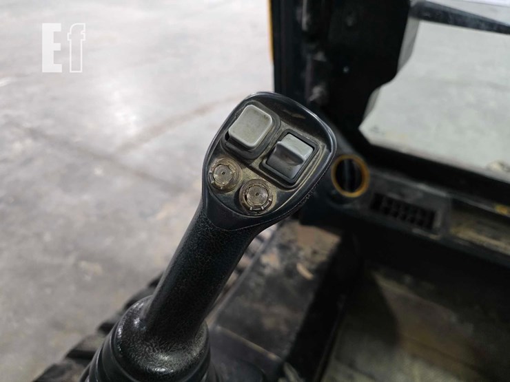 2022-jcb-3ts-8t-image-15