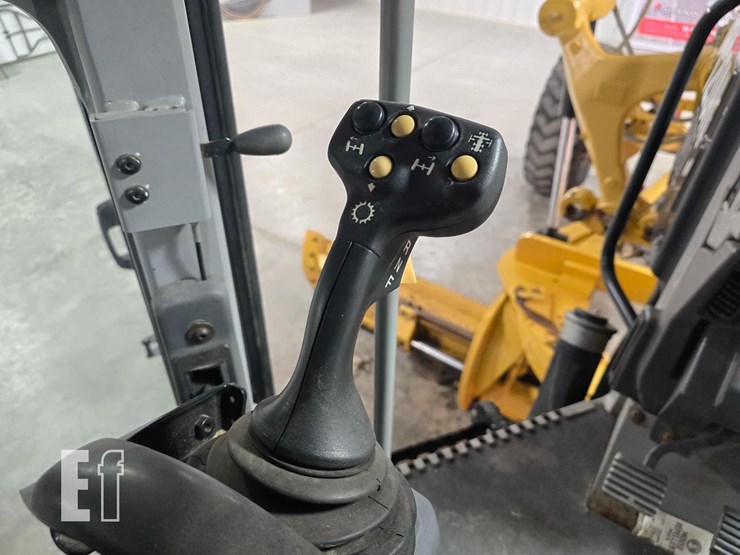 2010-caterpillar-120m-image-17