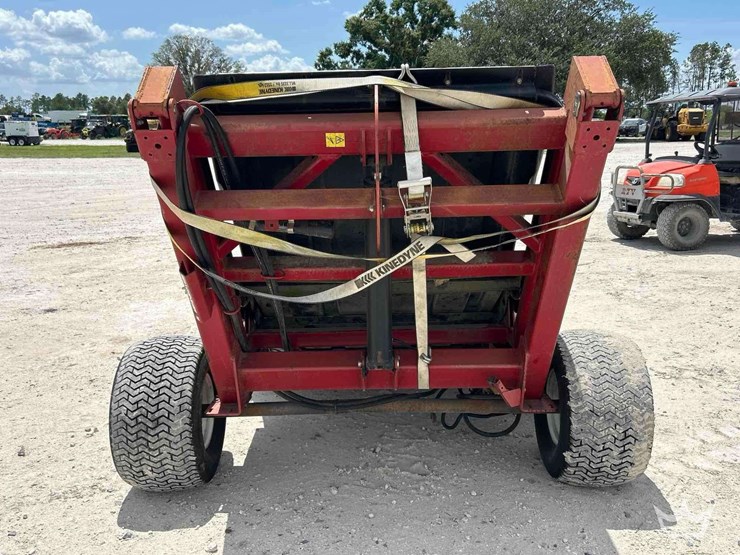 2007-toro-pro-sweep-5200-turf-sweeper-tractor-attachment-image-11