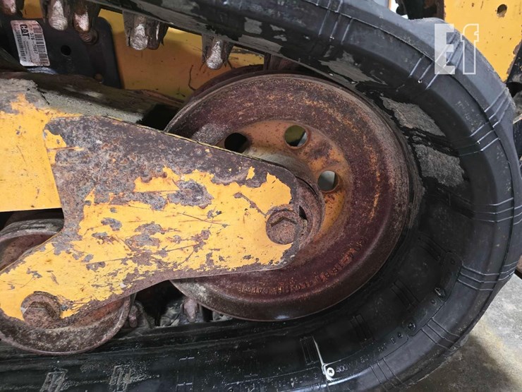 2015-caterpillar-259d-image-35
