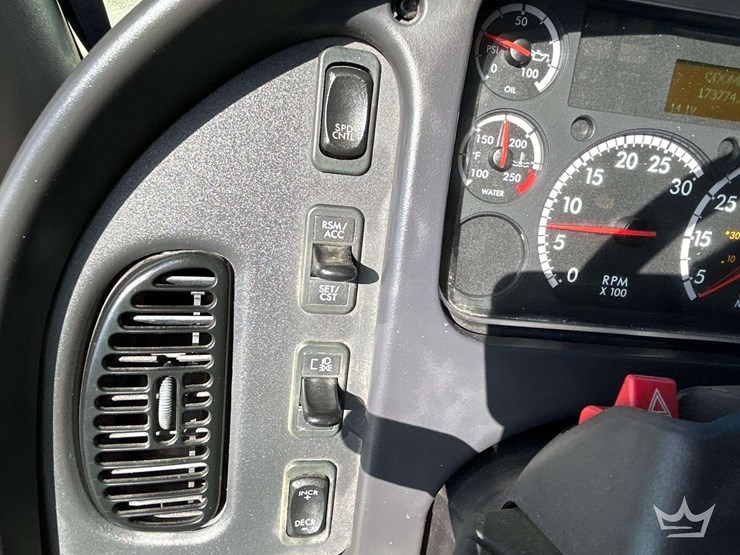 2016-freightliner-m2-106-image-15
