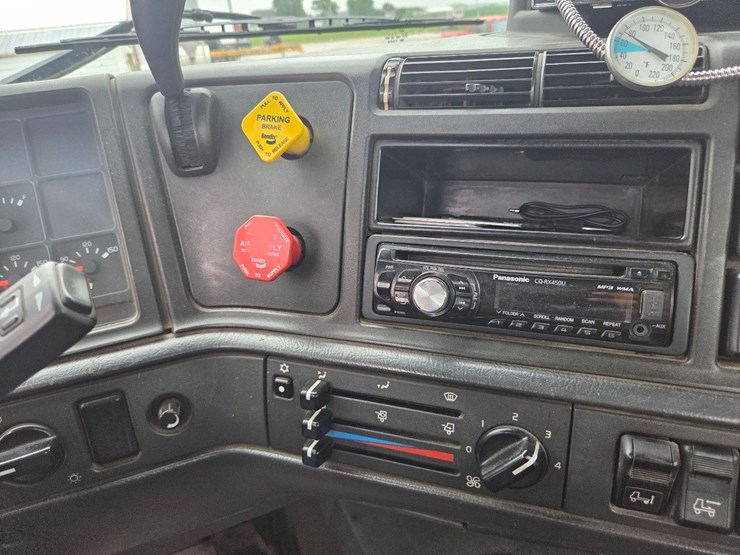 2000-volvo-day-cab-semi-image-51