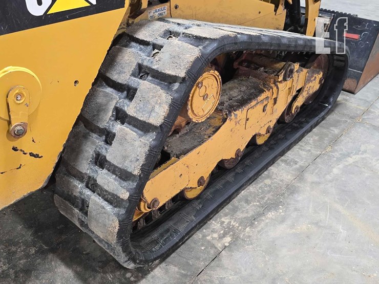 2015-caterpillar-259d-image-39