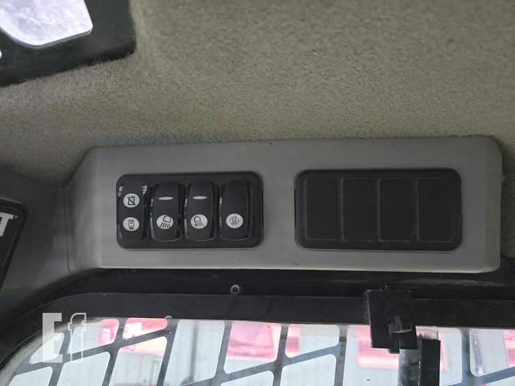 2015-caterpillar-259d-image-22