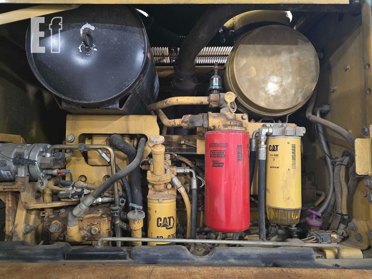 2005-caterpillar-143h-image-26