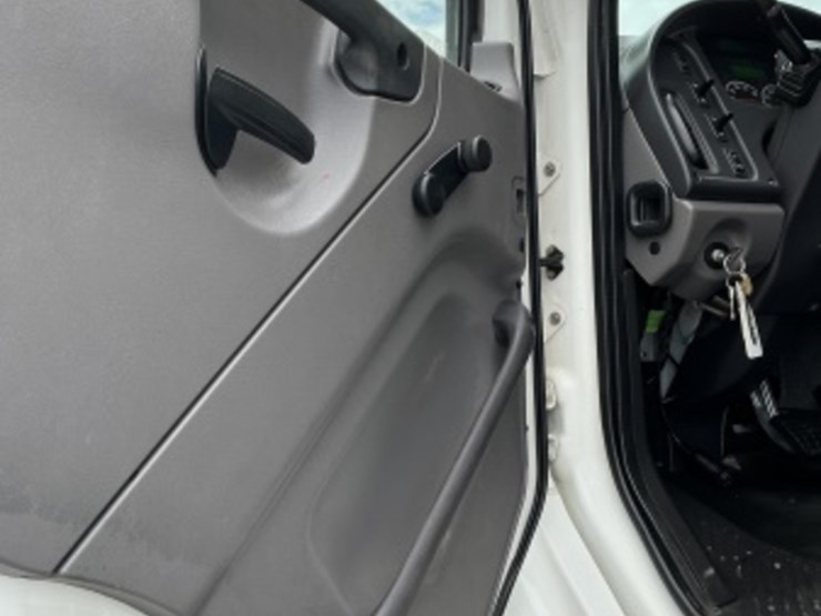 2016-freightliner-m2-106-image-45